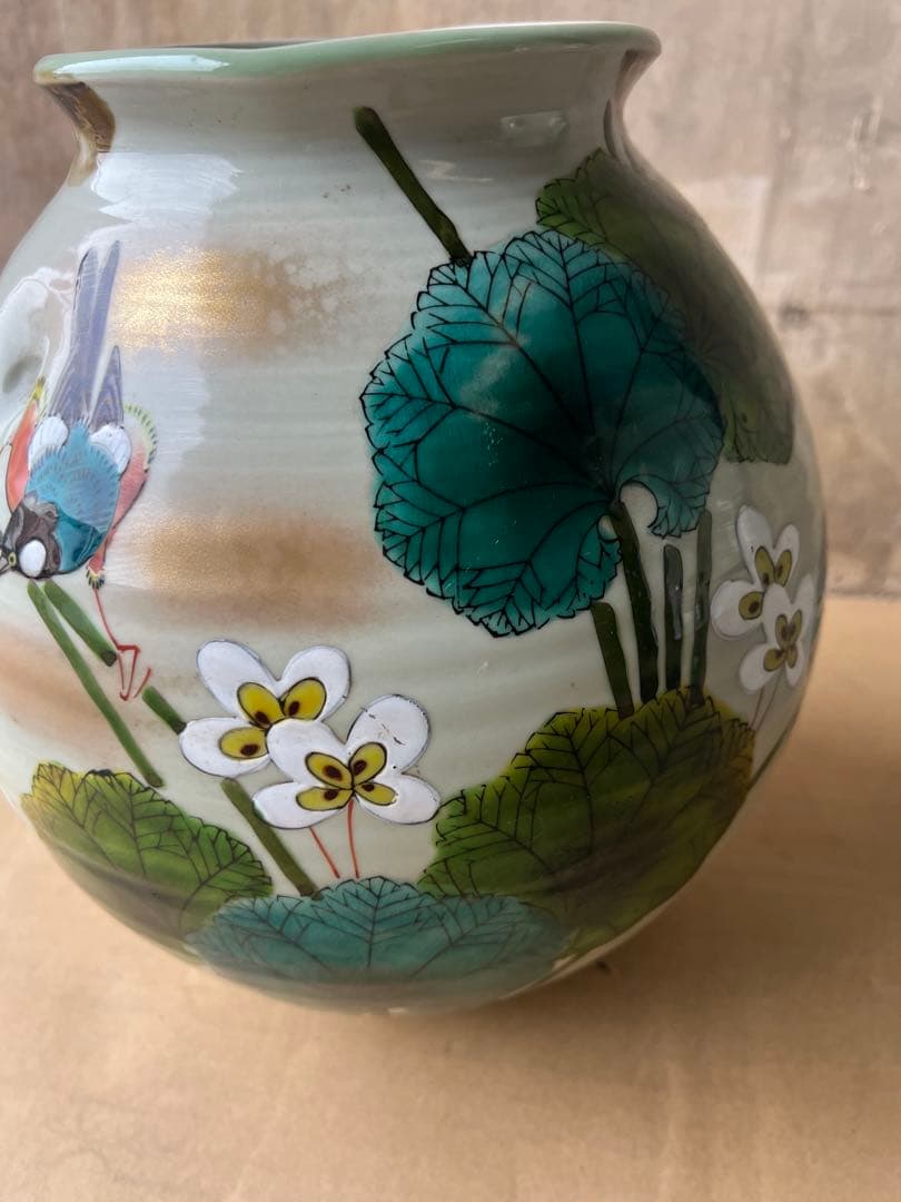 花と鳥の絵柄の陶器花瓶