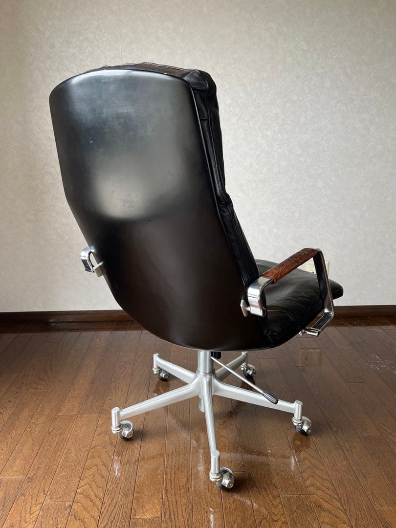レザーハイバックチェア モビリア社