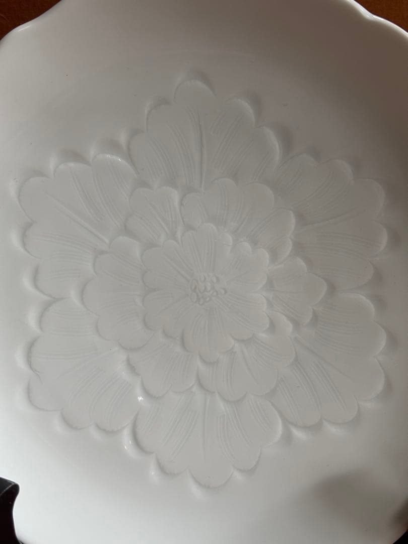 佐賀県重要無形文化財中村清六作白磁陽刻牡丹花文七寸輪花高台皿　本人作　検萬二