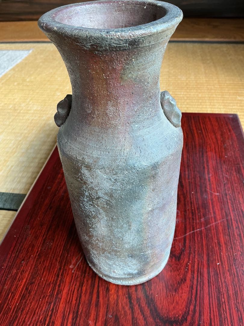 備前焼　持ち手付き細長い花瓶　良い窯変が出てます。　箱はありません