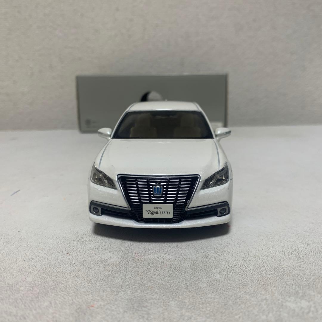 1/30 トヨタ クラウンロイヤル ミニカー　ホワイトパールクリスタルシャイン