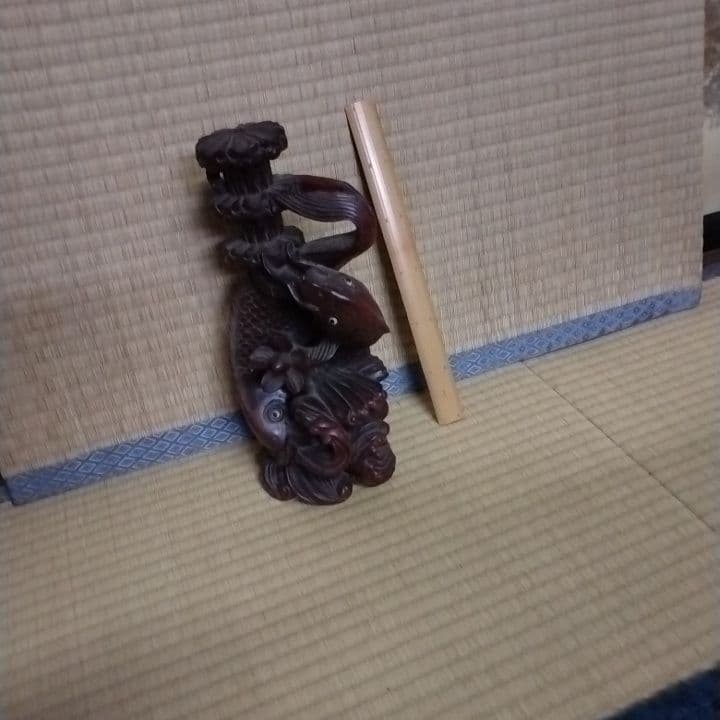 木製の置き物です。鯉の登りが彫り込まれています。ご先祖さまが旅をした時の