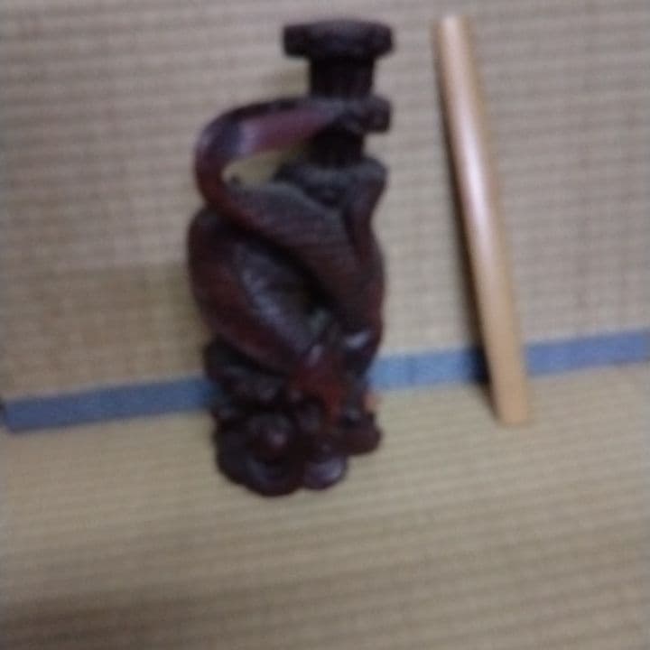 木製の置き物です。鯉の登りが彫り込まれています。ご先祖さまが旅をした時の