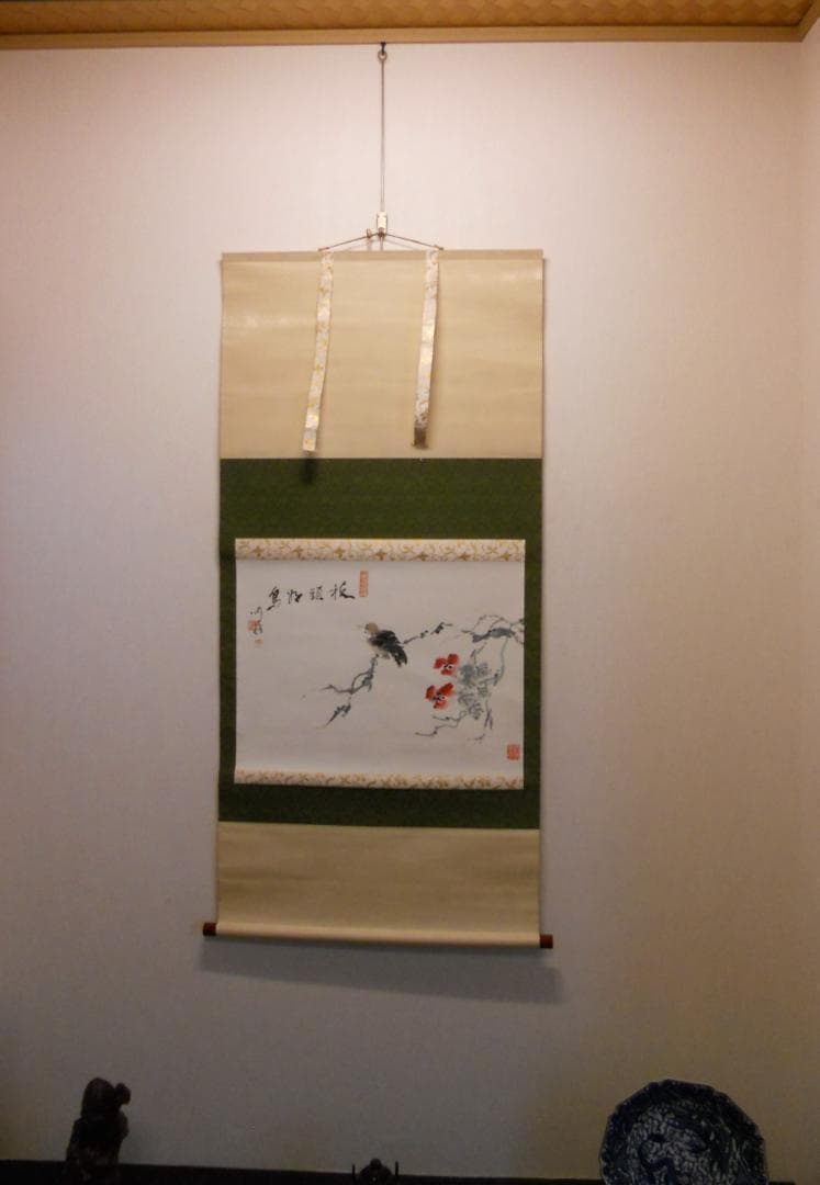 掛け軸 刘琦 山茶花と雀 絹本 紙少 軸装 茶道具 掛軸 美品 です。
