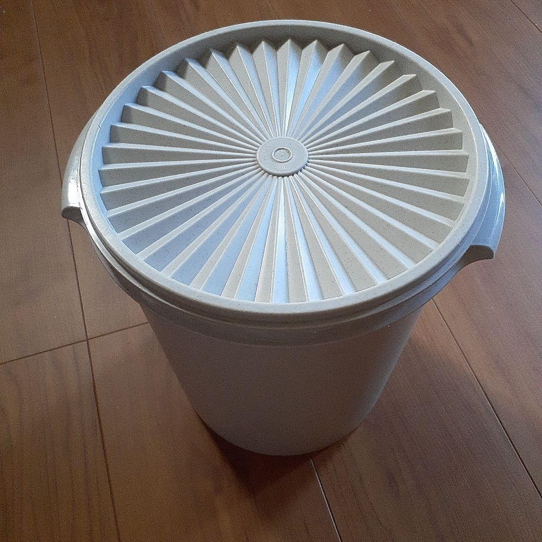 タッパーウェア　Tupperware 　グレー　円形　蓋付き　保存容器