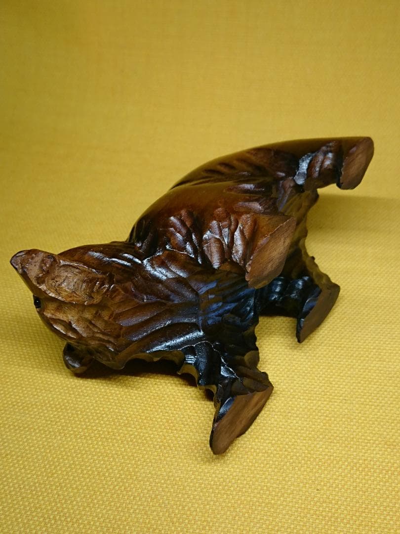 【美品】クマ　熊　ガラス目　木彫　置物　インテリア　工芸品　美術品　A1006