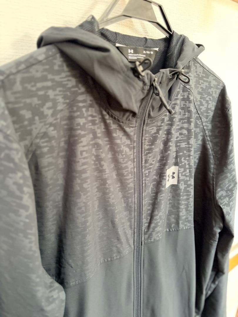 【美品】アンダーアーマー Under Armour ウィンドブレーカー迷彩柄