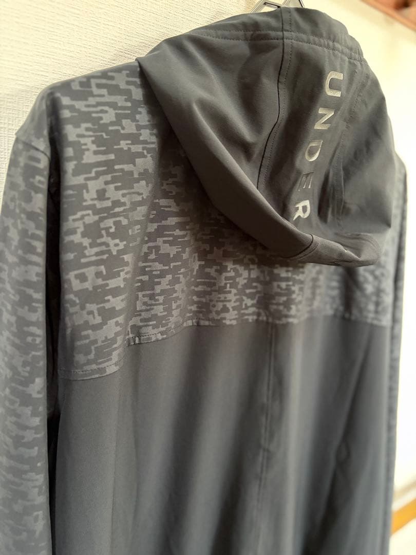 【美品】アンダーアーマー Under Armour ウィンドブレーカー迷彩柄