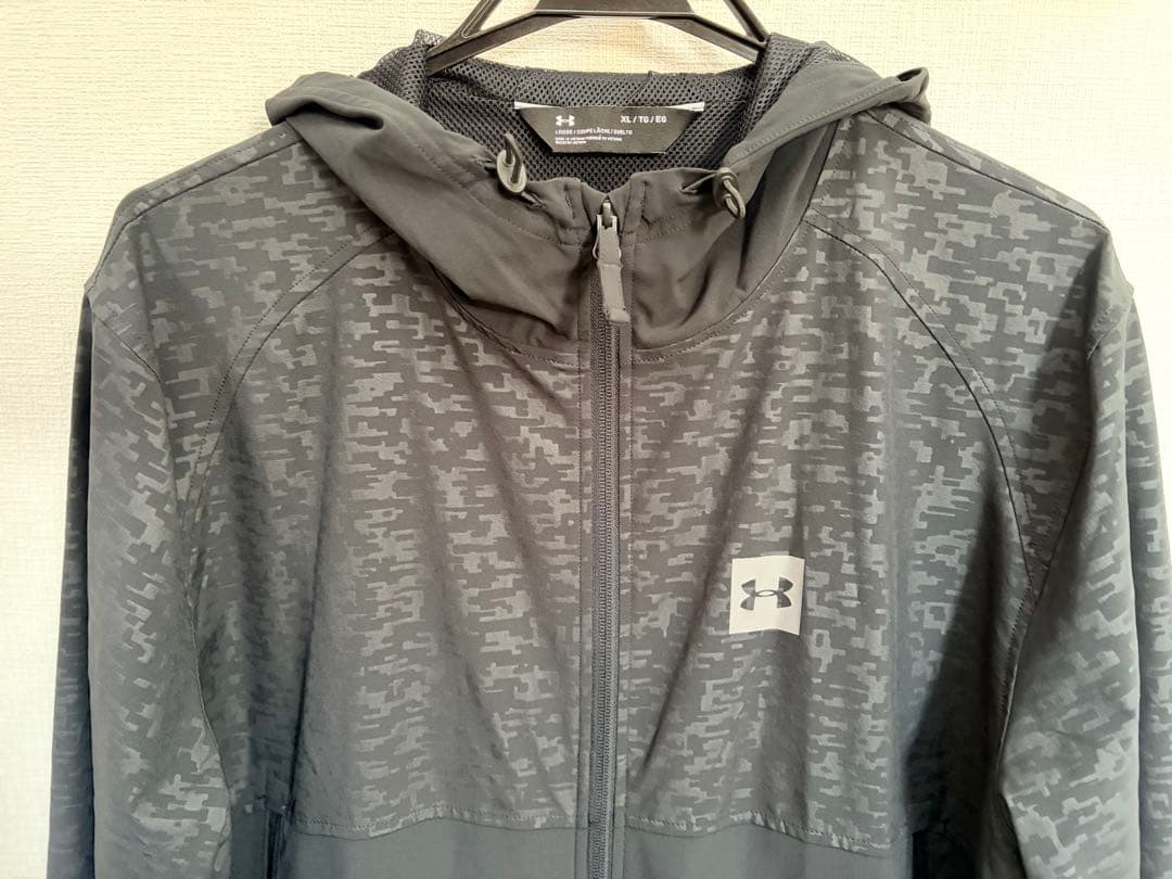 【美品】アンダーアーマー Under Armour ウィンドブレーカー迷彩柄