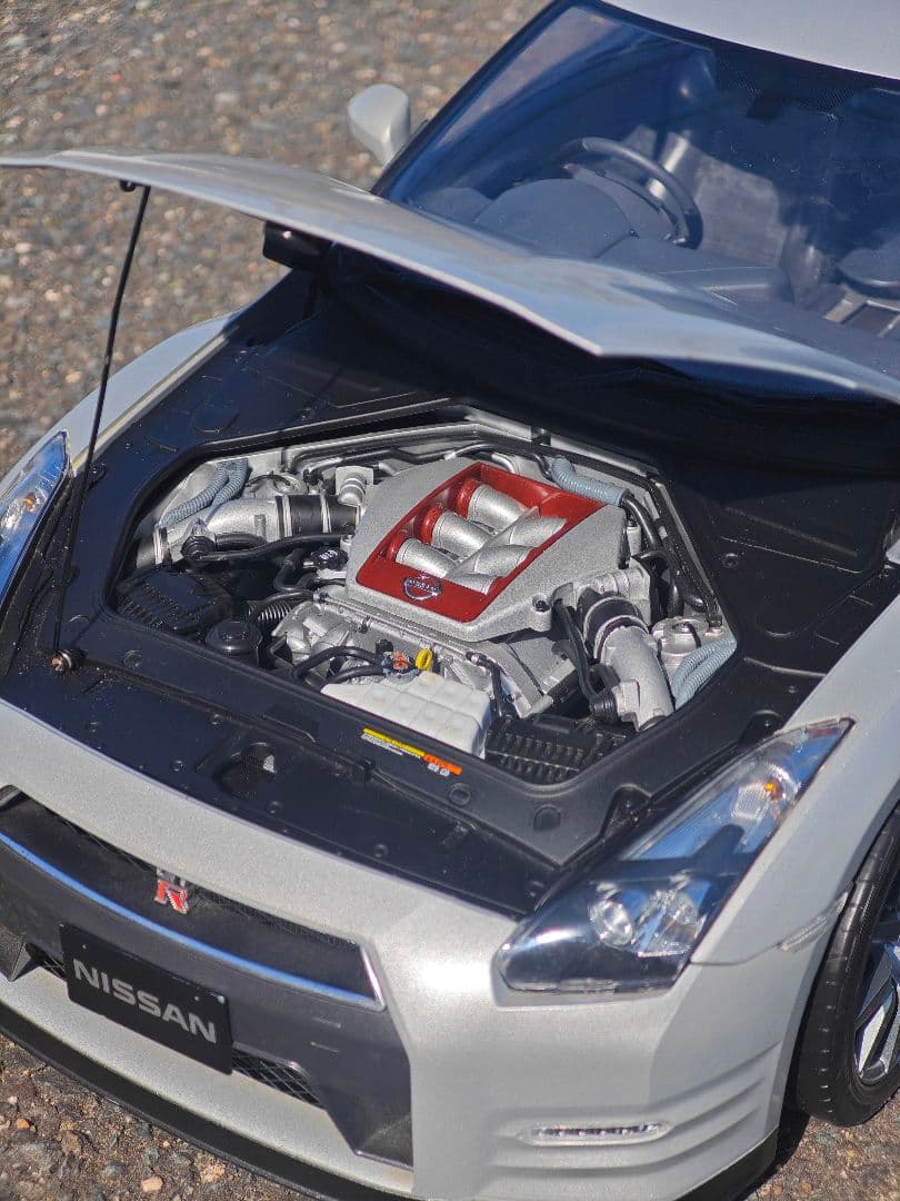 イーグルモス Nissan GT-R 35 1/8スケール シルバー完成品