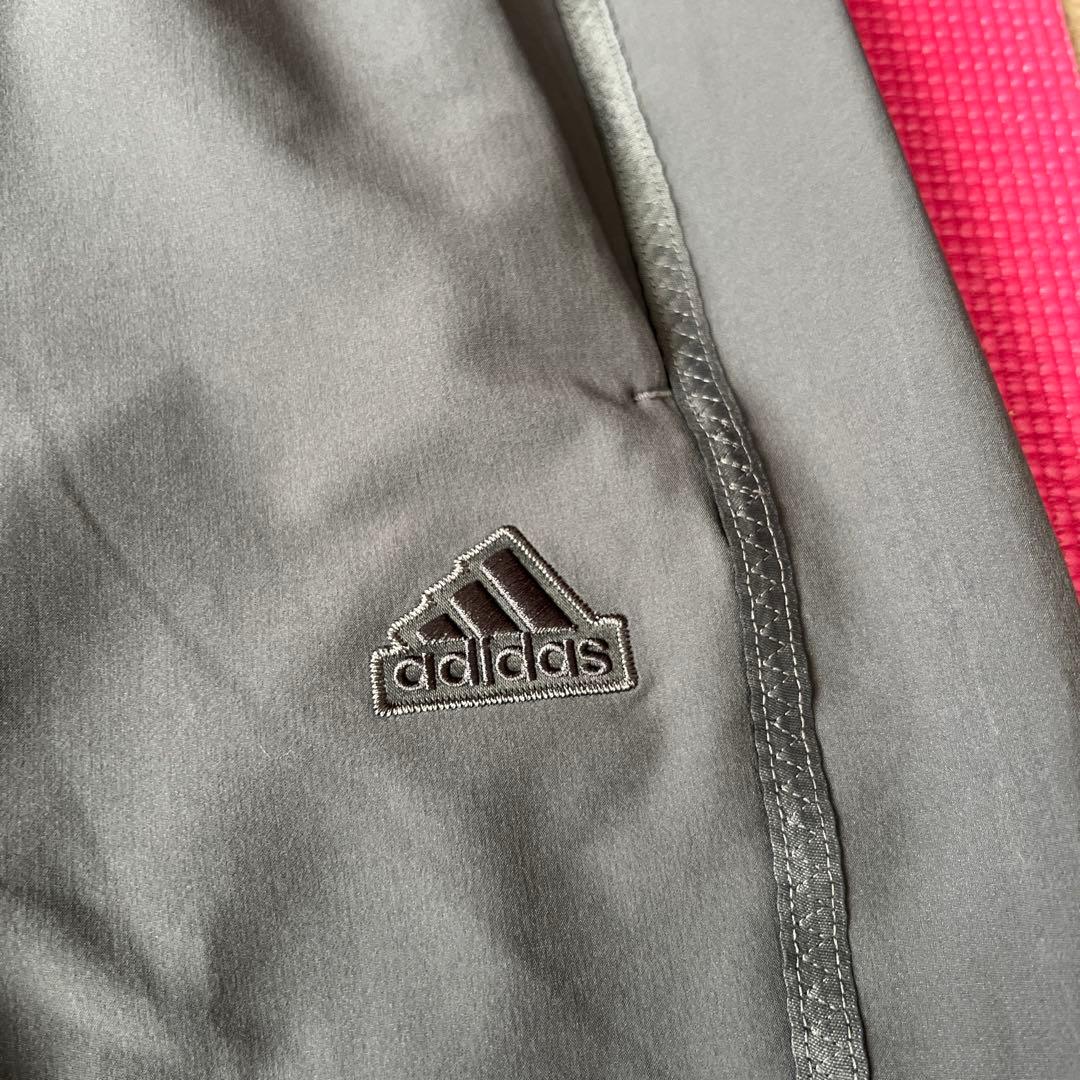 新品　adidas グレー ジャージパンツ Mサイズ