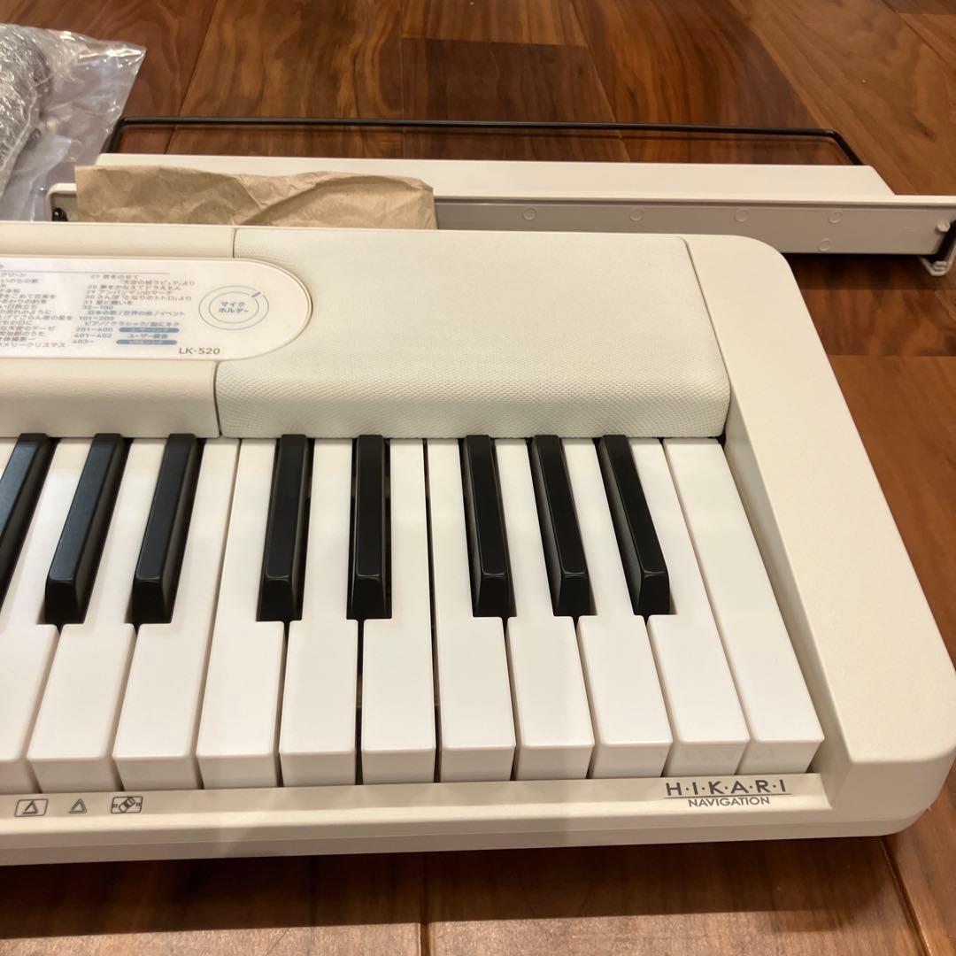 CASIO LK520 光ナビゲーションキーボード　電子ピアノ 61鍵 ホワイト