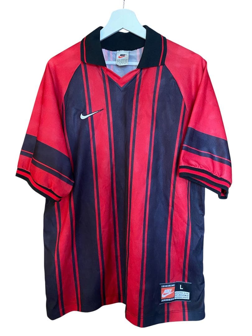 【限定セール中！】90s NIKE 襟付きサッカーシャツ UK製 赤黒ストライプ