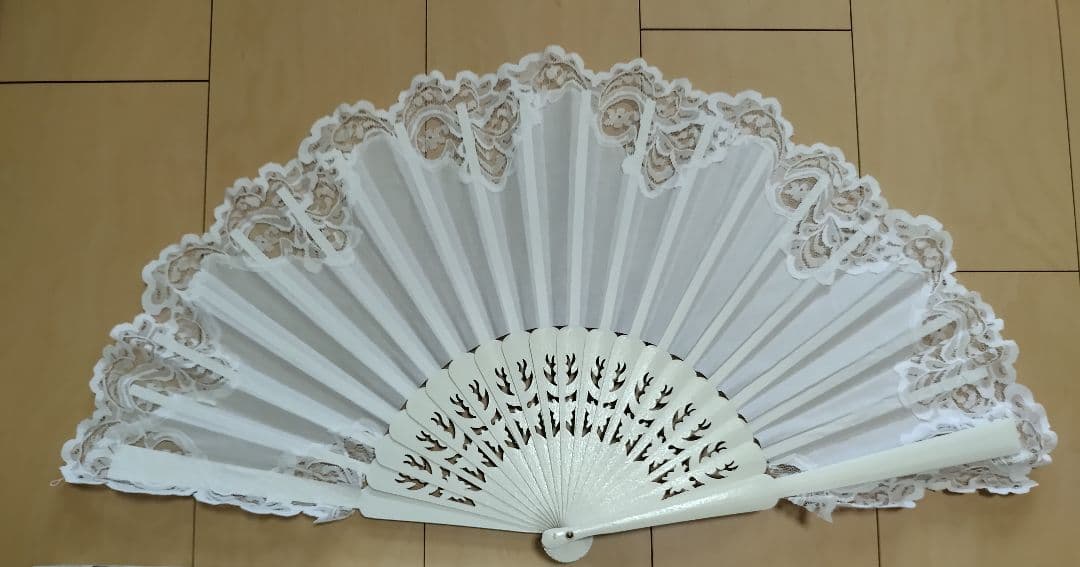 【未使用】イベリアアバニコレース透かしあり白H32cm フラメンコ　　扇子