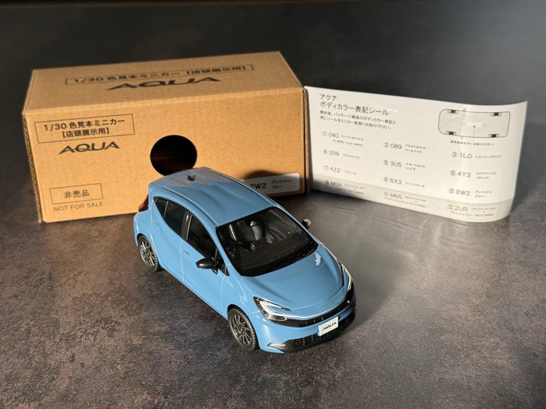 【非売品】TOYOTA AQUA 1/30 色見本ミニカー グレイッシュブルー