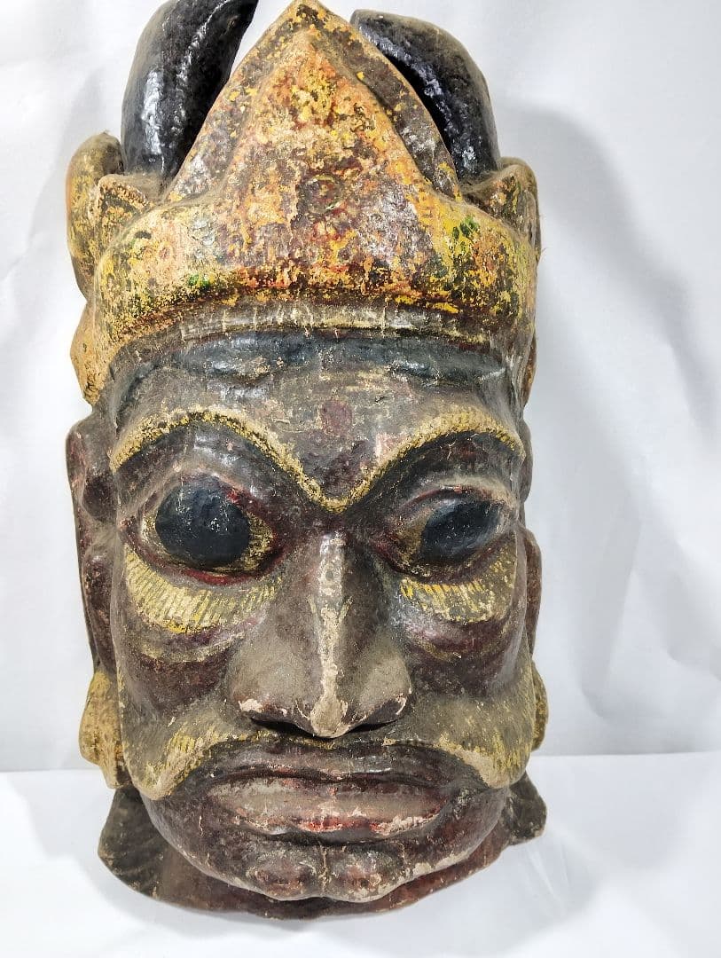 木製彫刻 角のある王冠の顔