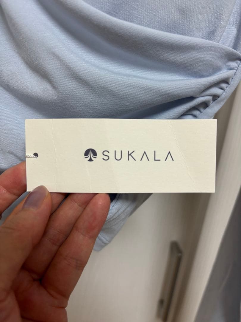SUKALAカップ付きギャザークロスロングスリーブトップス