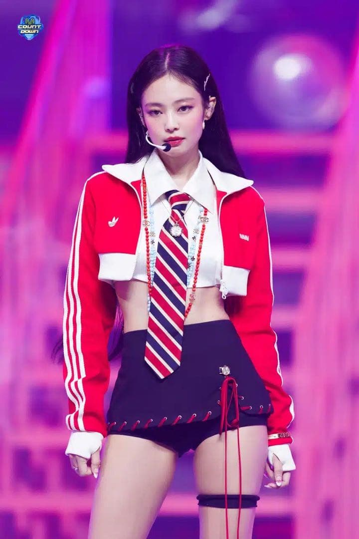 BLACKPINK ジェニ　Mantra ネクタイ　JENNIE ジェニー 公式