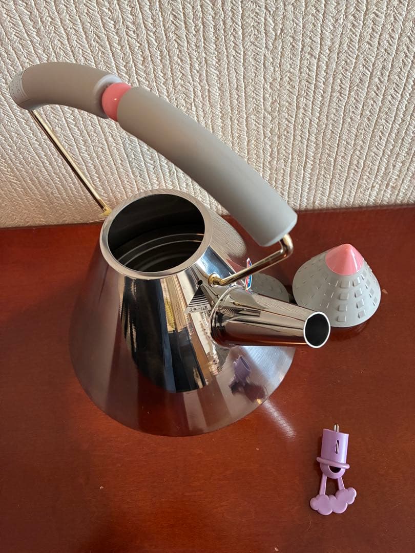 新品・未使用品　レトロでモダンなステンレス ケトル　円錐形やかん