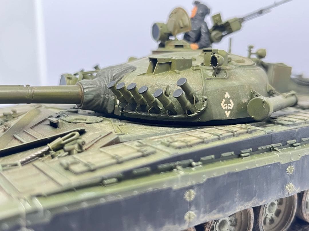 タミヤ 1/35 ロシア T-72 戦車 完成品