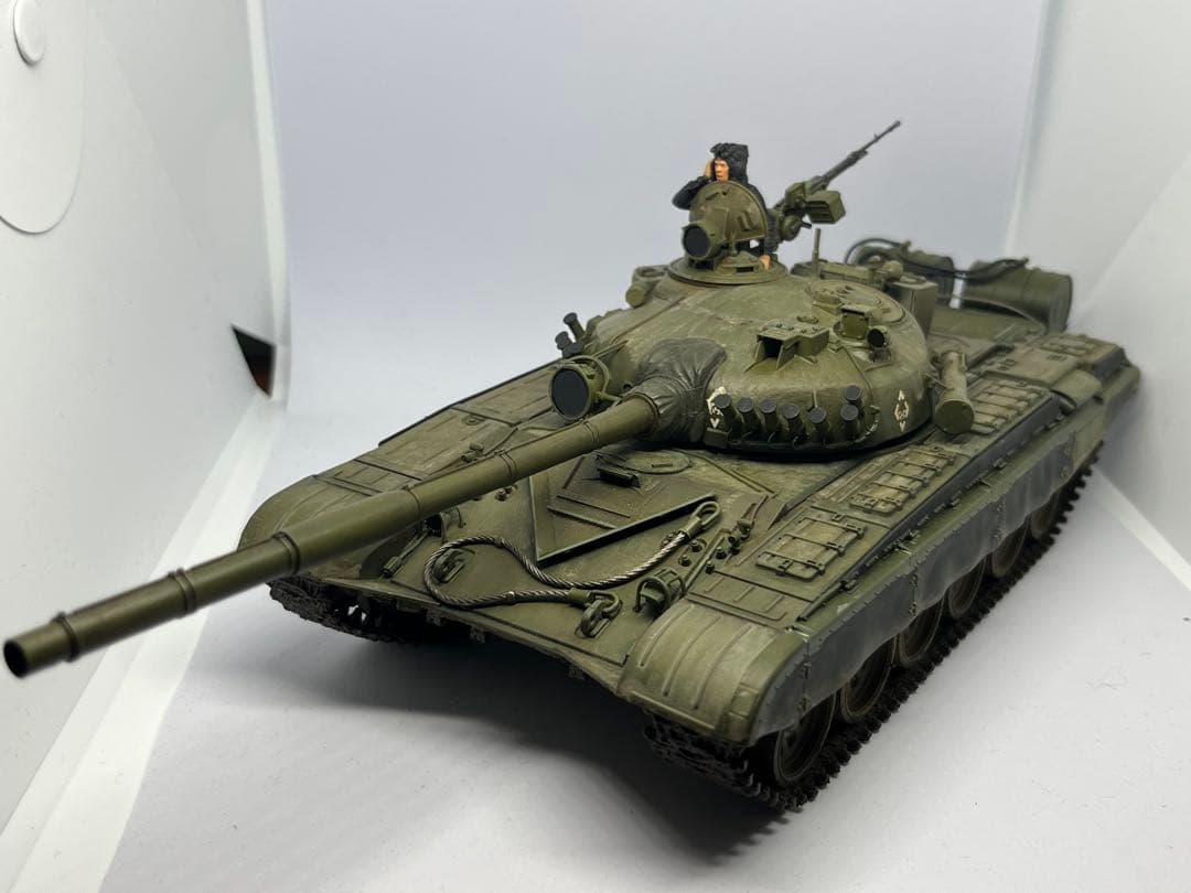 タミヤ 1/35 ロシア T-72 戦車 完成品