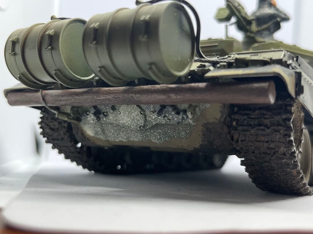 タミヤ 1/35 ロシア T-72 戦車 完成品