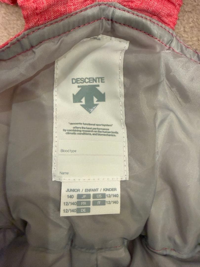 ヘルメットセットで更に値下げします‼️DESCENTE 子ども用スキーウェア