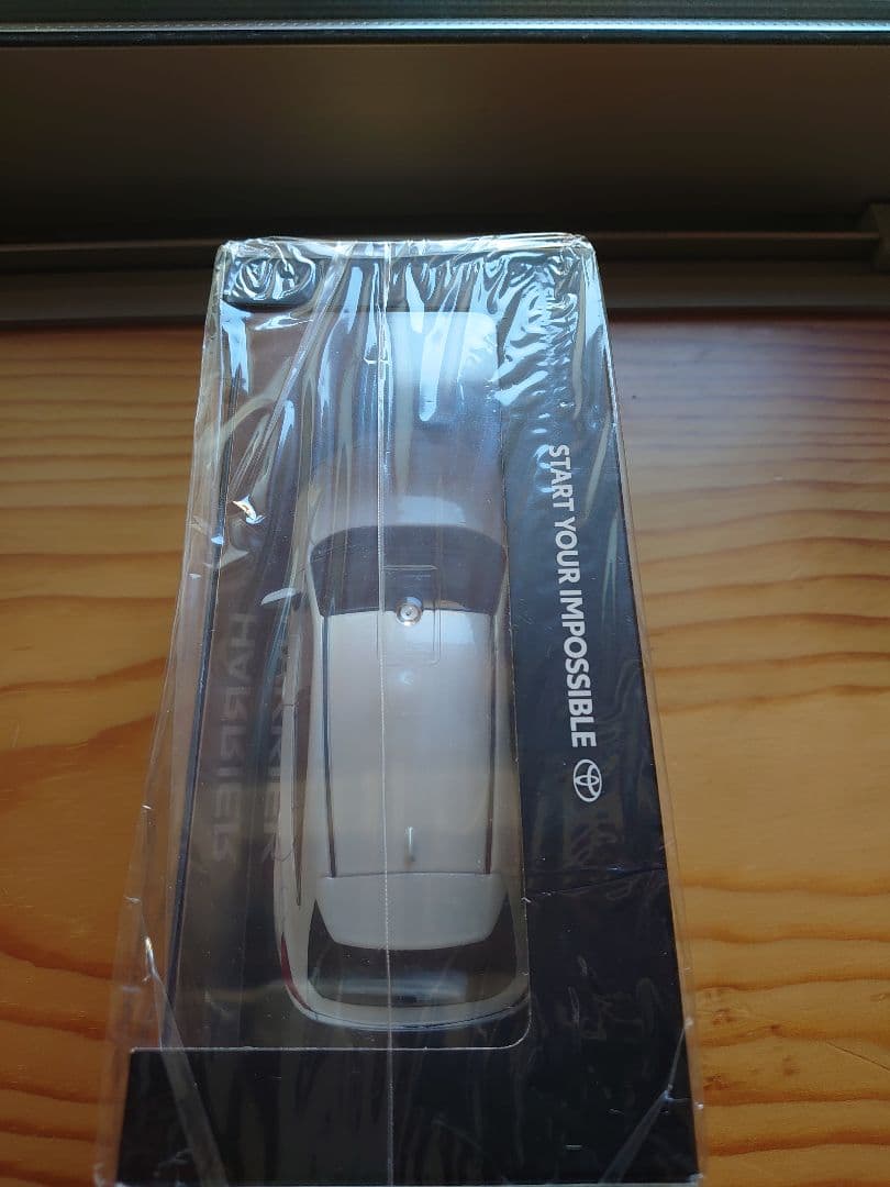【新品】ハリアー　ホワイトパール　カラーサンプル　ミニカー
