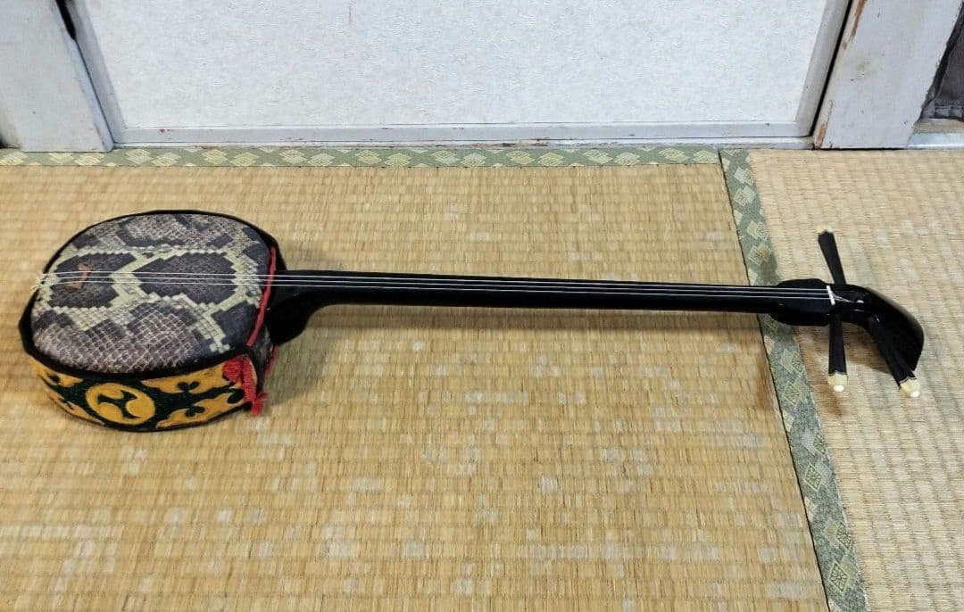 沖縄三線　縞黒檀（カマゴン）　真壁型　付属品多数　初心者セット　すぐに弾けます