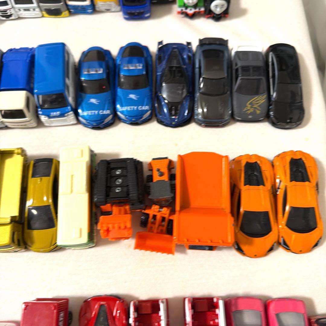 トミカ69個＋ホットウィールなどおまけミニカー11個 ちいかわ、モルカー含む