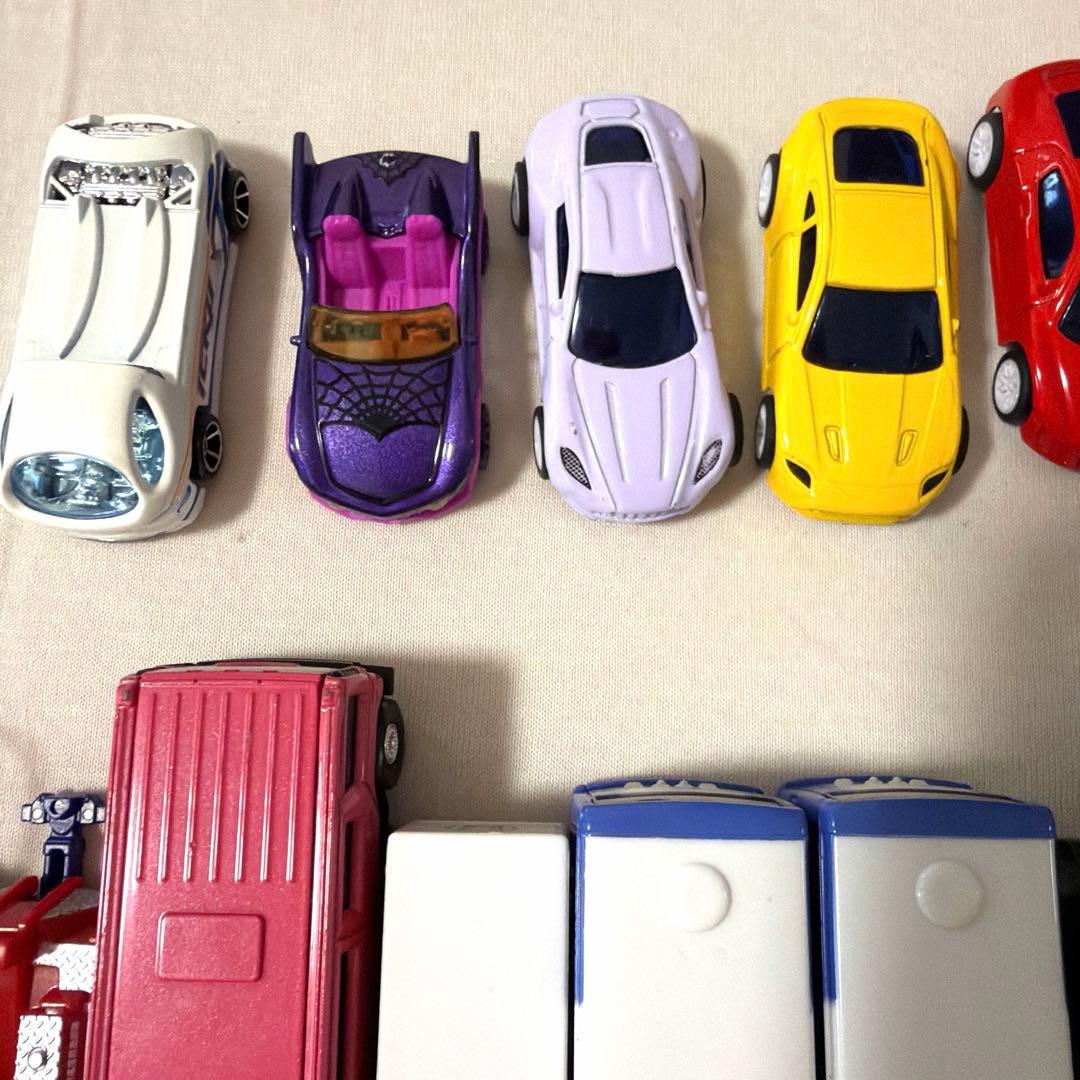 トミカ69個＋ホットウィールなどおまけミニカー11個 ちいかわ、モルカー含む