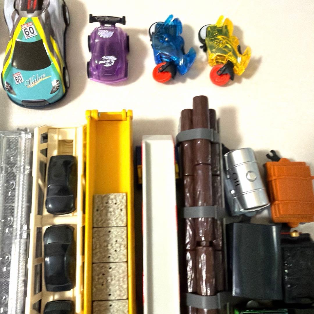 トミカ69個＋ホットウィールなどおまけミニカー11個 ちいかわ、モルカー含む