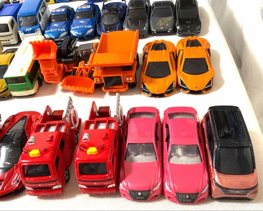 トミカ69個＋ホットウィールなどおまけミニカー11個 ちいかわ、モルカー含む