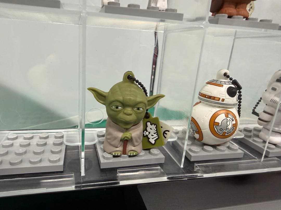 ファンの方へ ショーケース付きで USB スターウォーズ