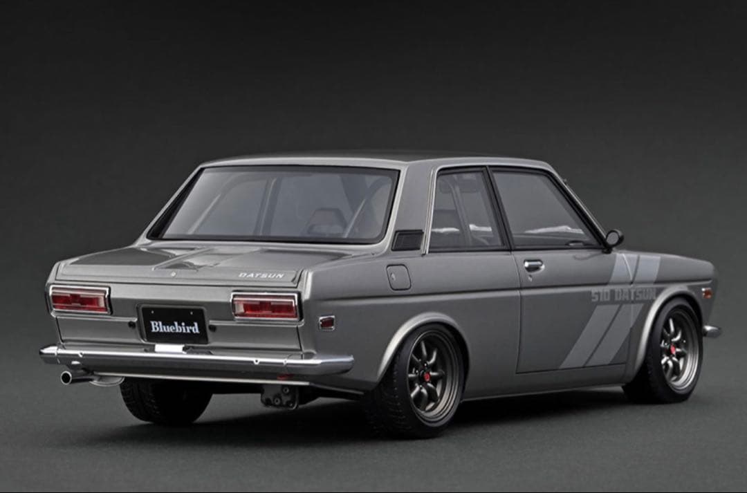 イグニッションモデル1/18 ダットサン ブルーバード With Engine