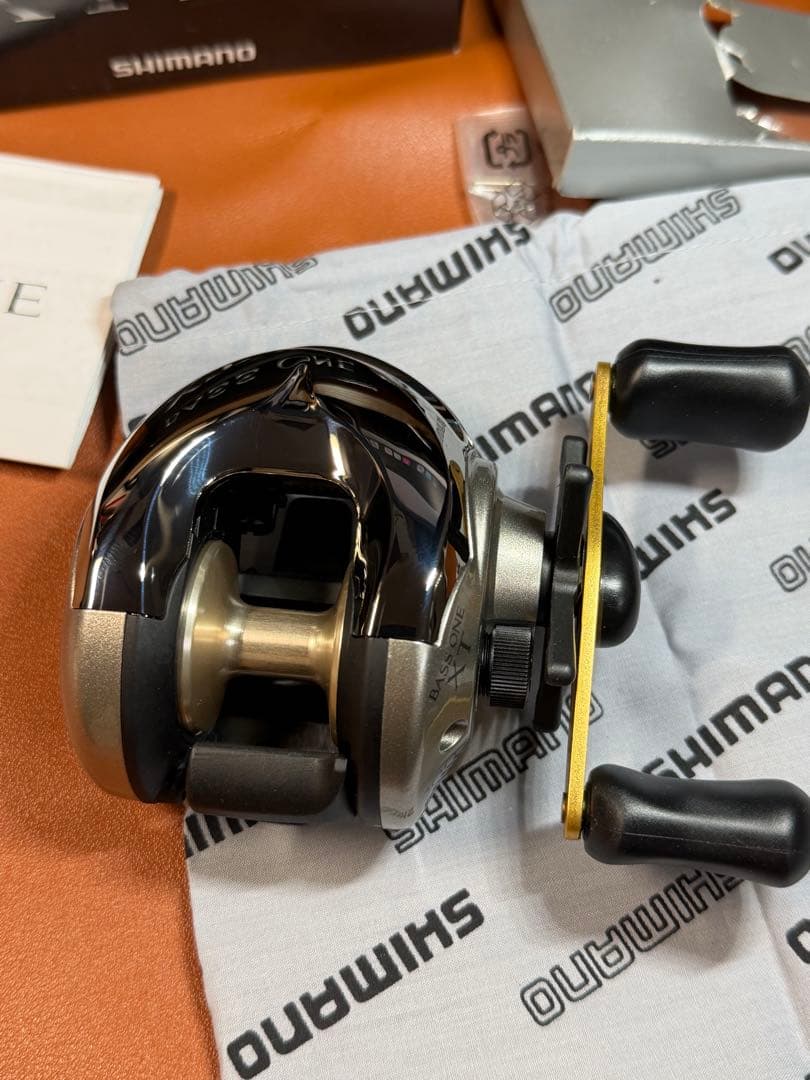 SHIMANO 04バスワンXT200　美品　箱あり　ベイトリール　右巻き