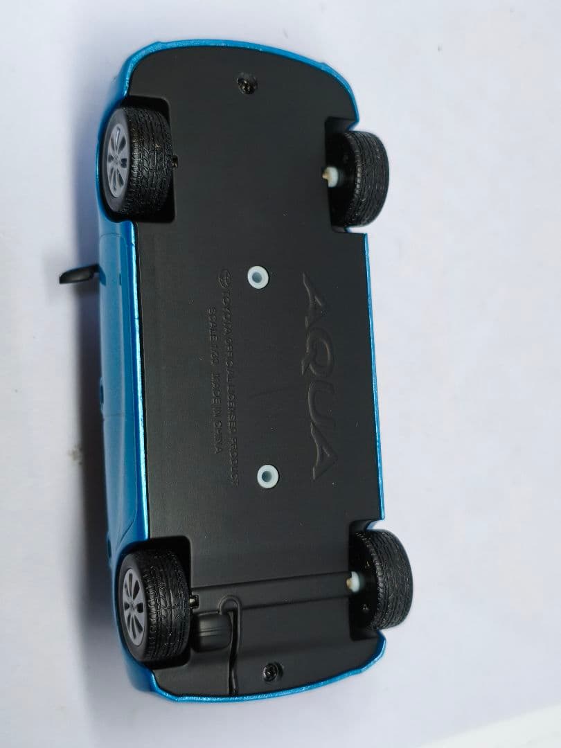 トヨタ　アクア　カラーサンプル　1/30　ミニカー　水色