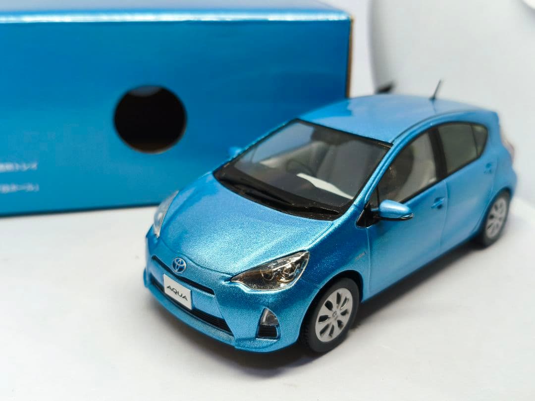 トヨタ　アクア　カラーサンプル　1/30　ミニカー　水色