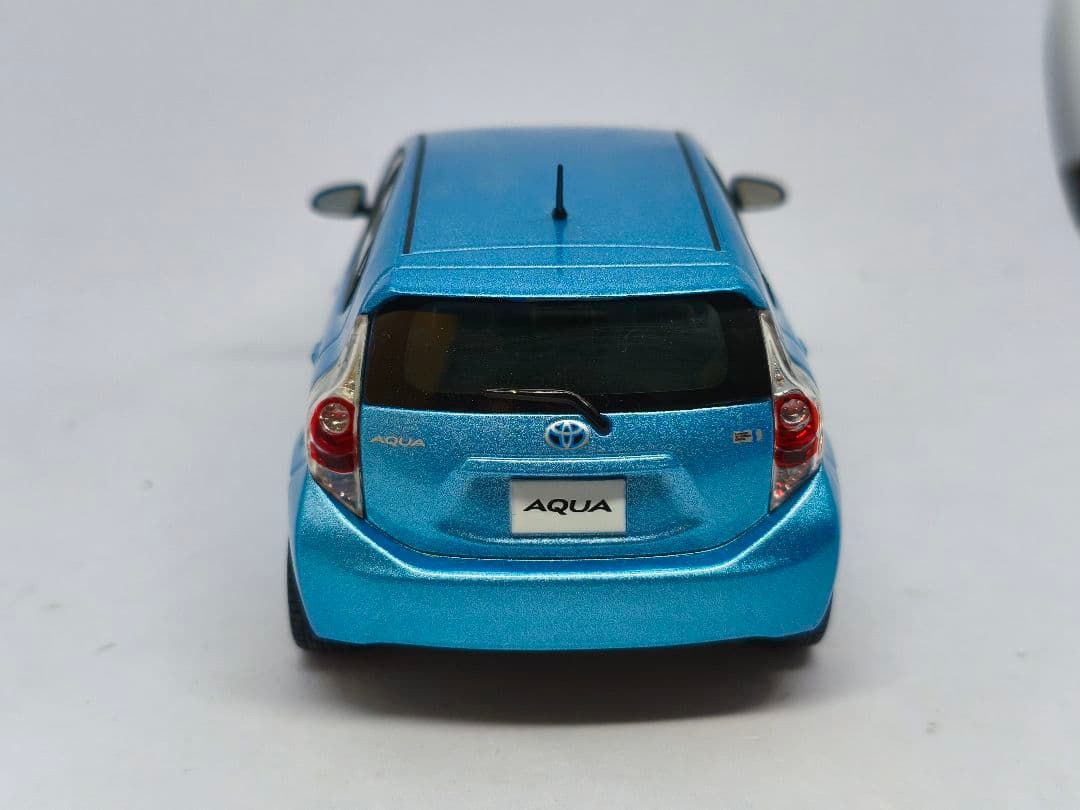 トヨタ　アクア　カラーサンプル　1/30　ミニカー　水色
