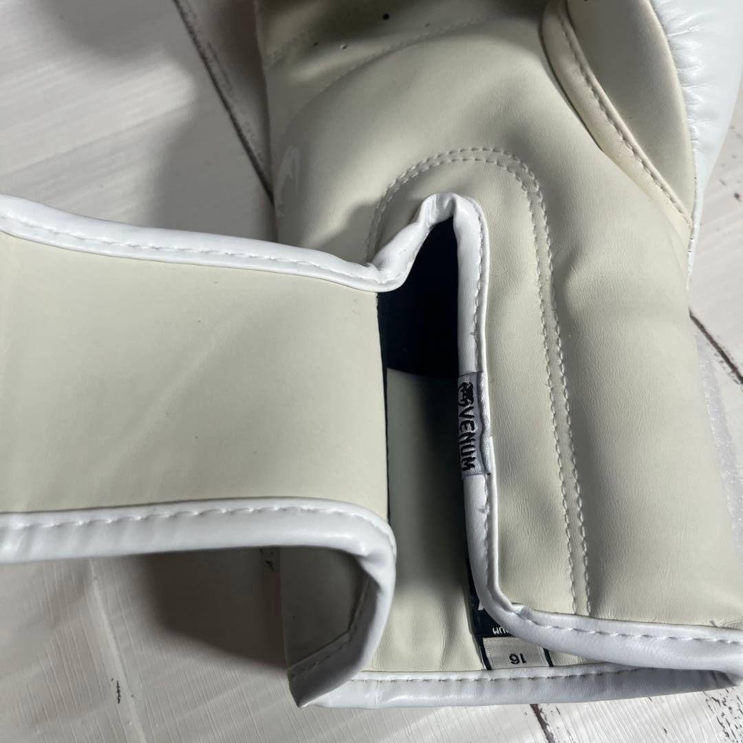 VENUM ボクシンググローブ 16oz ホワイト