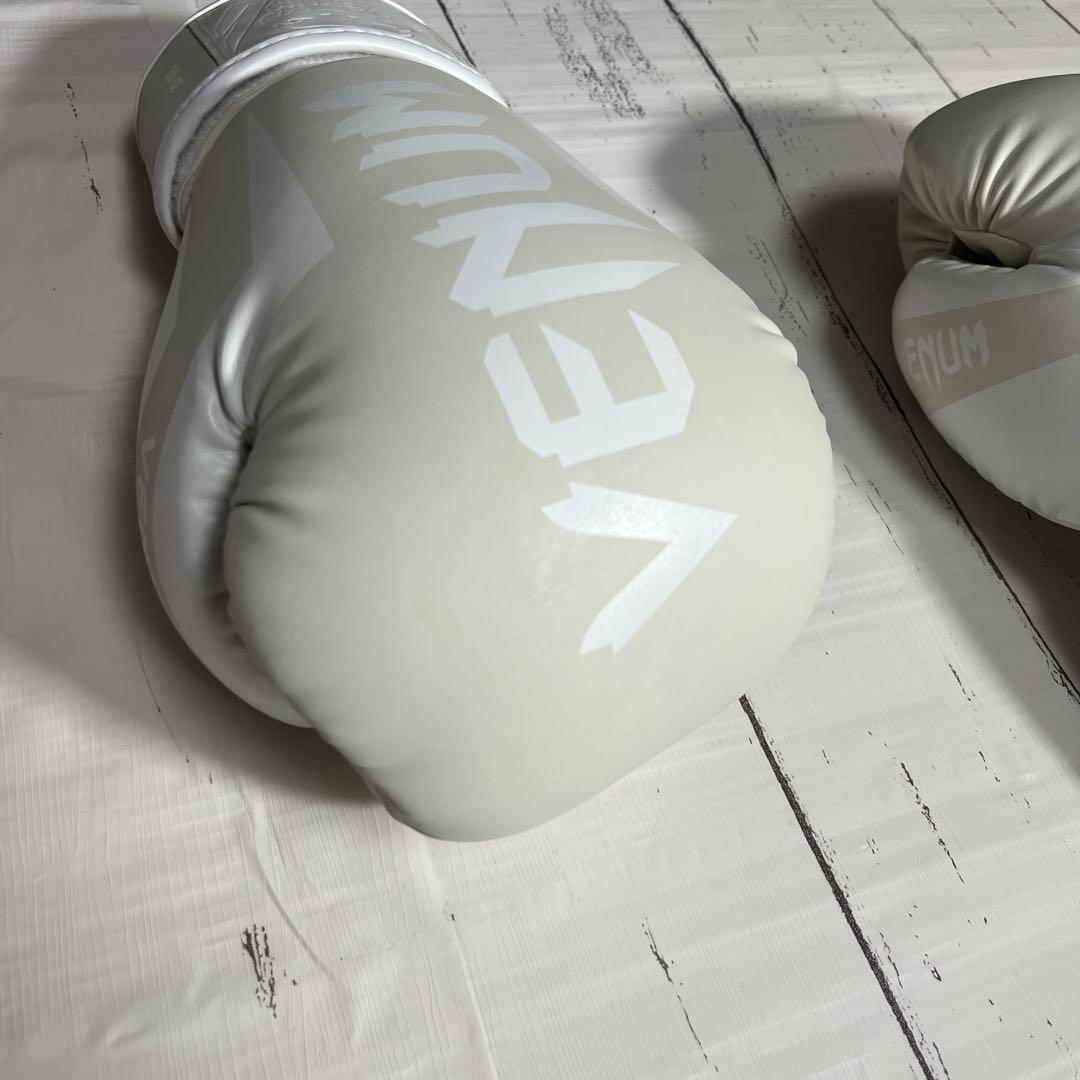 VENUM ボクシンググローブ 16oz ホワイト