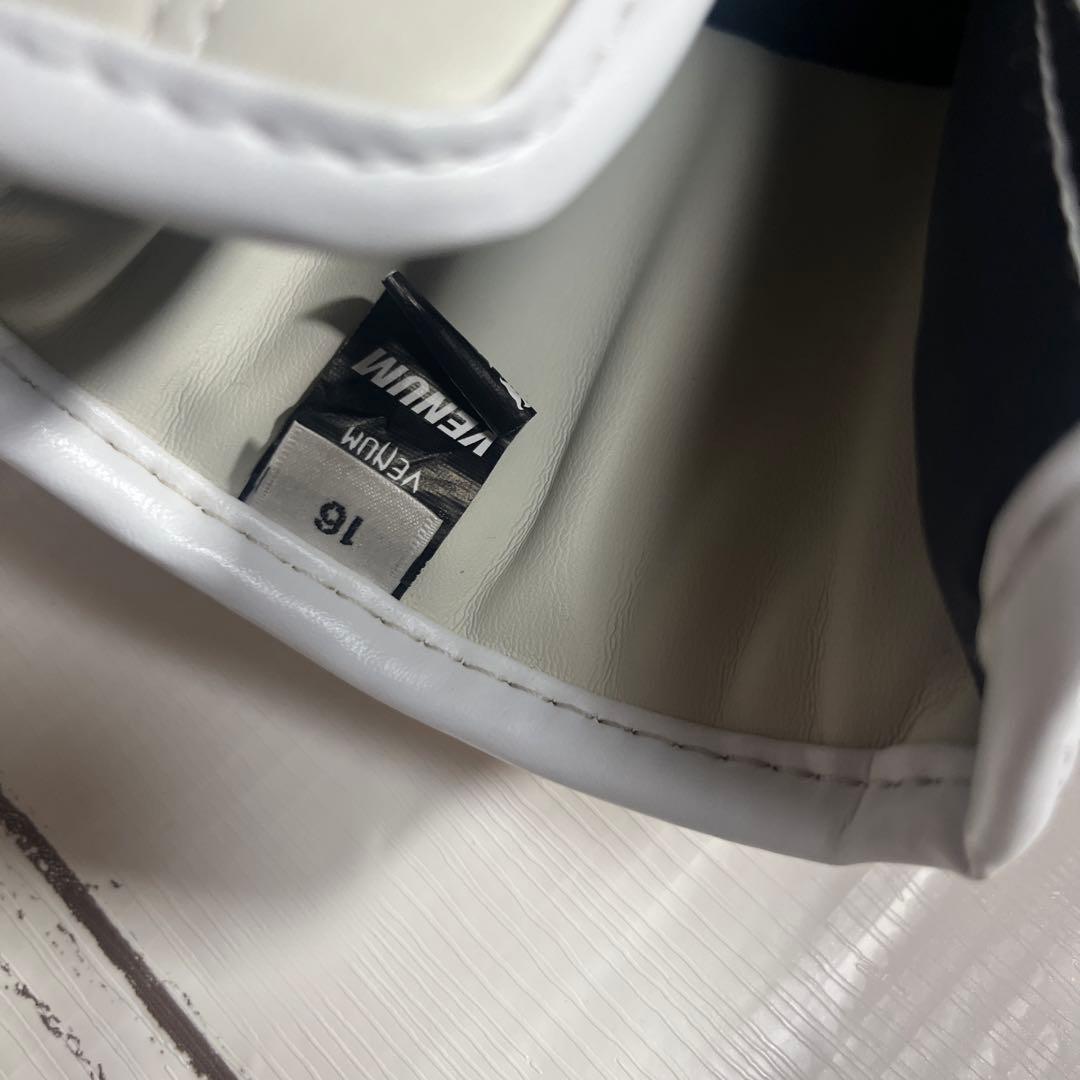 VENUM ボクシンググローブ 16oz ホワイト