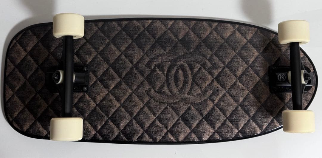 スケートボード CHANEL LACQUERED WOOD BLACK SKATEBOARD