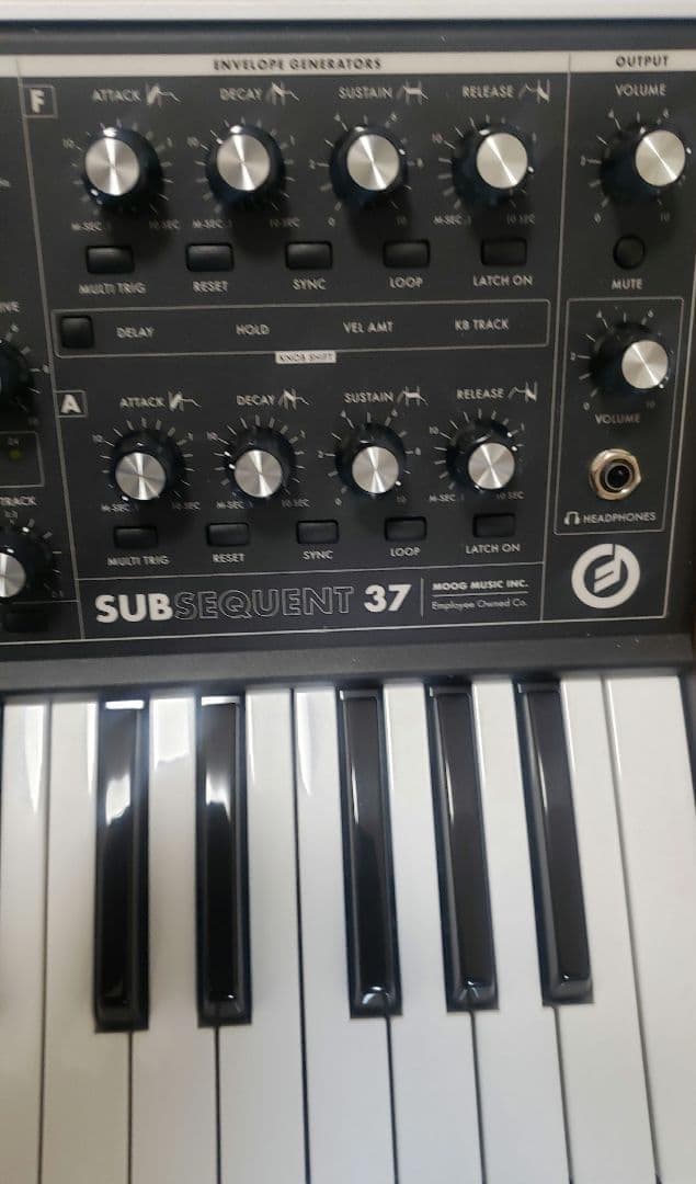 【美品】Moog Subsequent 37