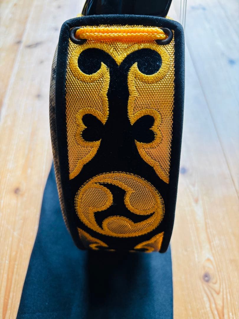 三線本体 蛇皮模様 黒と黄色の刺繍