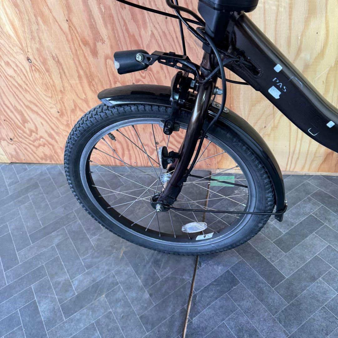 黒い電動アシスト自転車 前面バスケット付きバッテリー12.3ah