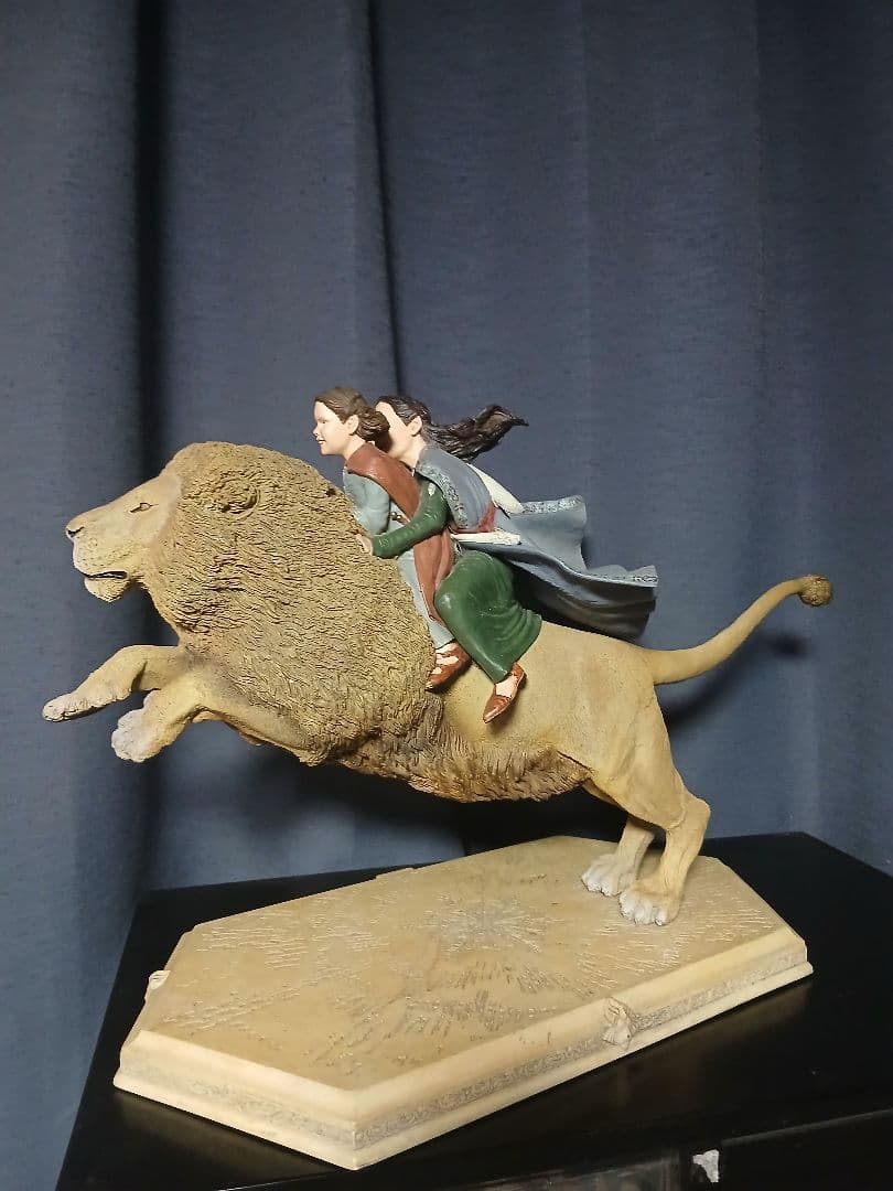 ナルニア国物語　アスランにのるスーザンとルーシーのスタチューweta