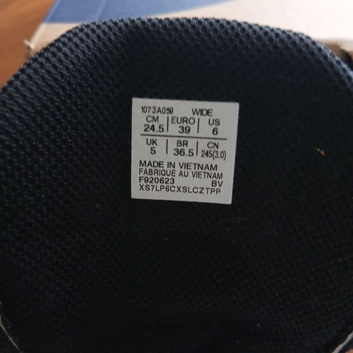【超美品】ASICS バレーボールWIDE　24.5cm