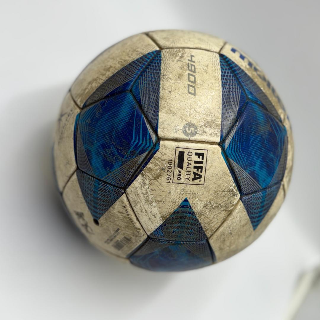 サッカーボール五号2個とフットサルボール(赤) モルテン アディダス
