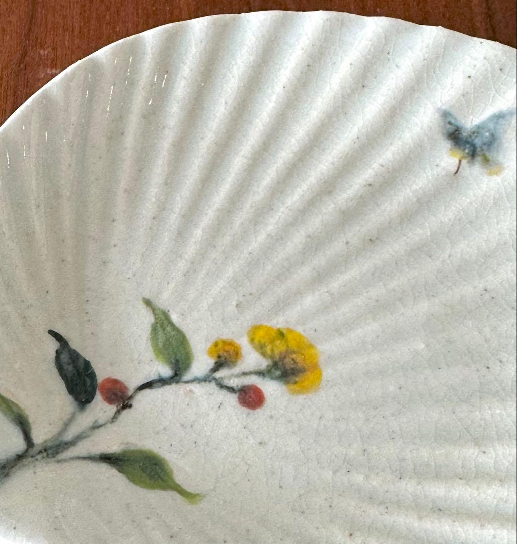 松本郁美　貫入灰釉羽団扇皿（花蝶）